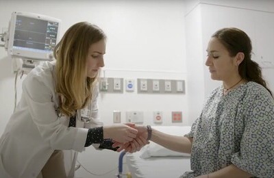 Кодирование Аквилонг в Берёзовском Врач держит пациентку за руку