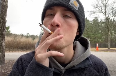 Лечение зависимости от табакокурения в Берёзовском Мужчина с сигаретой делает затяжку