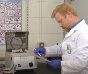 Клиника лечения наркозависимости в Берёзовском Врач в кабинете клиники