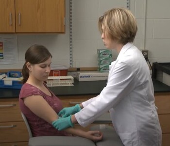 Лечение зависимости от аптечных препаратов в Берёзовском Врач делает инъекцию пациентке