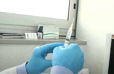 Проведение кодирования Вивитролом в Берёзовском Шприц с Вивитролом в руках у врача